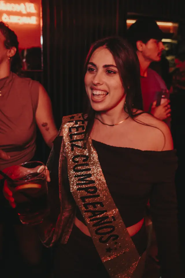 Una chica con la banda de cumpleaños en La Tremenda