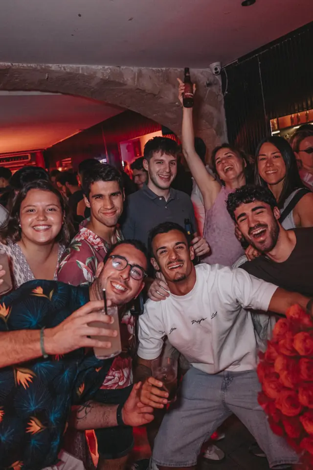 Un grupo con los brazos en alto en La Tremenda