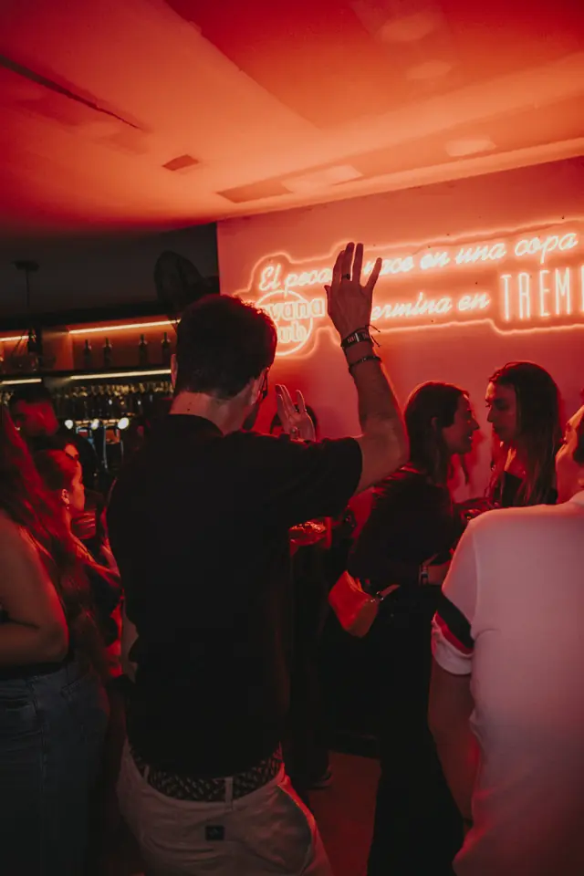 La sala de La Tremenda llena de gente a media tarde
